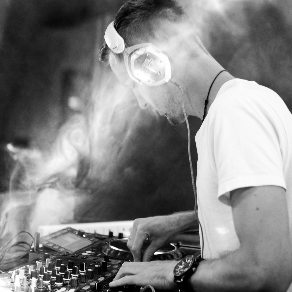 CURSO DE DEEJAY PROFESIONAL CON EQUIPOS DENON DJ