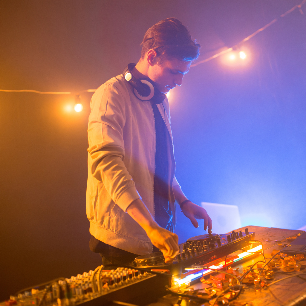 La historia del DJ y la música electrónica. Joven dj