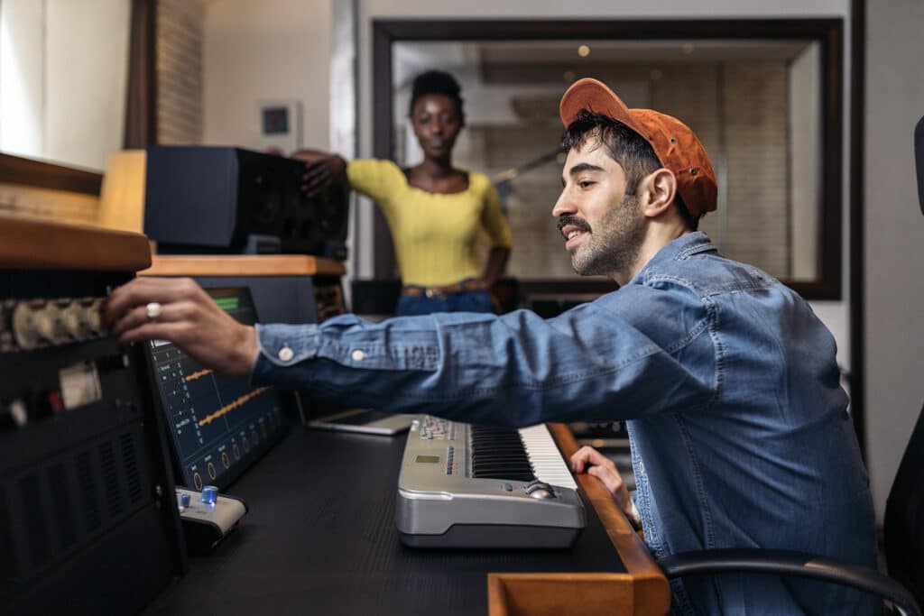 Joven músico trabajando en equipo