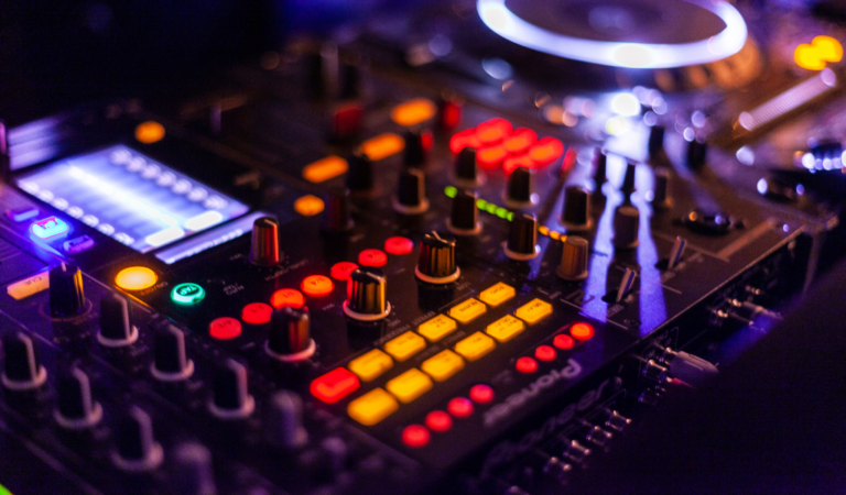 ¿Cómo mantener y limpiar tu controlador DJ? Guía completa