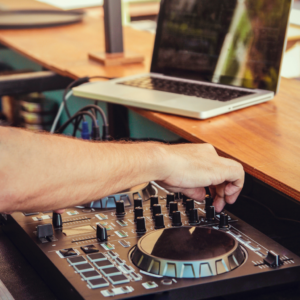 ¿Cómo Conectar un Controlador DJ a una Computadora?