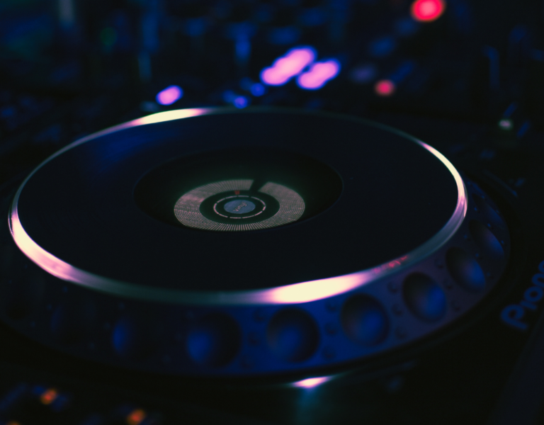 ¿Cómo calibrar los jog wheels de un controlador DJ?