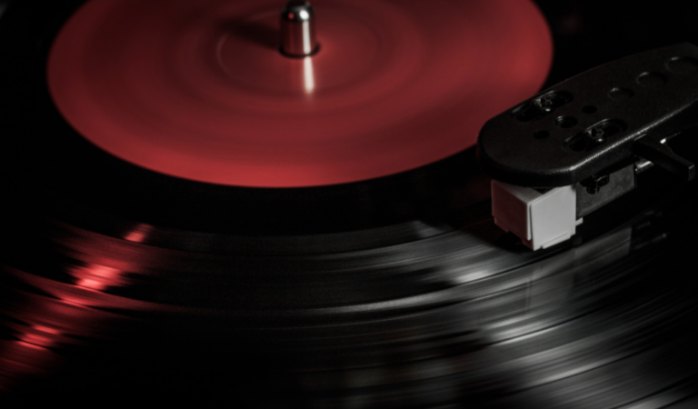 ¿Cómo restaurar y reparar un tocadiscos antiguo?