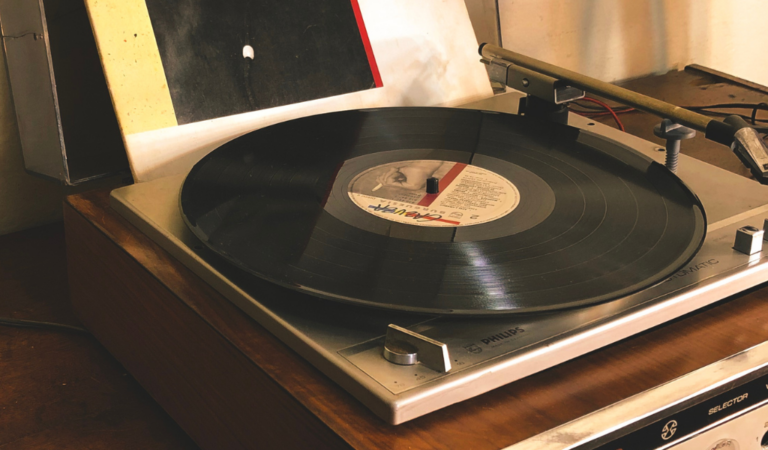 ¿Cómo restaurar y reparar un tocadiscos antiguo?