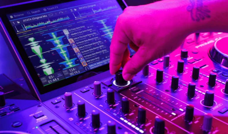 DENON DJ PRIME 4 vs DENON DJ PRIME 4+