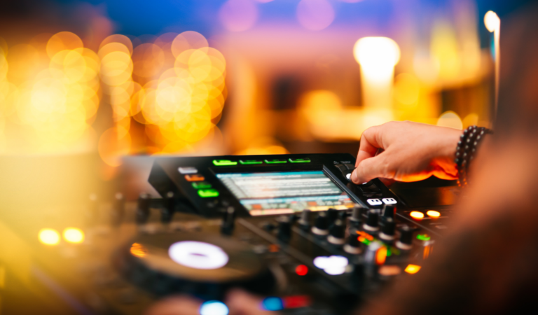 ¿Cómo Convertirte en un DJ Profesional? Descarga Gratis Nuestra Guía Exclusiva