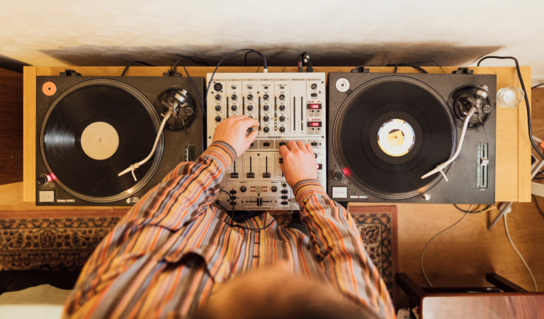 ¿Cómo Convertirte en un DJ Profesional? Descarga Gratis Nuestra Guía Exclusiva