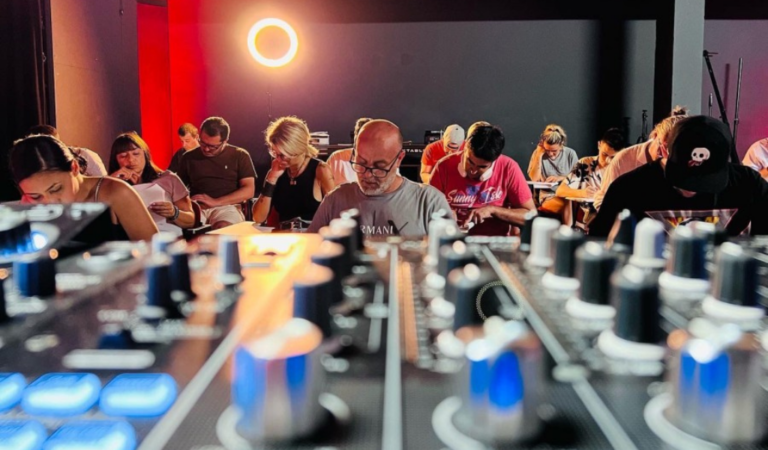 ¿Cómo Destacar como DJ en Redes Sociales? Guía práctica