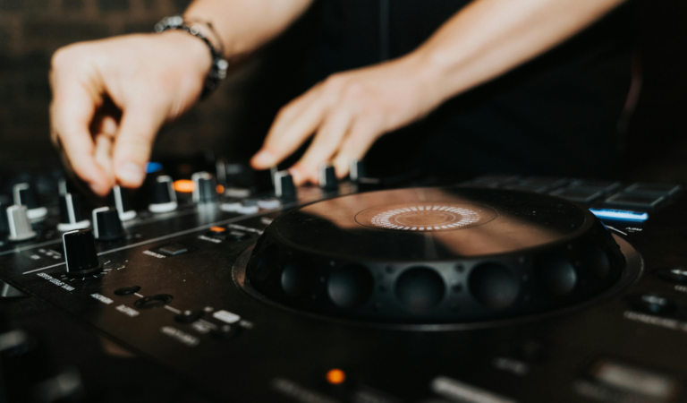 Consejos para mantener la motivación y la creatividad como DJ