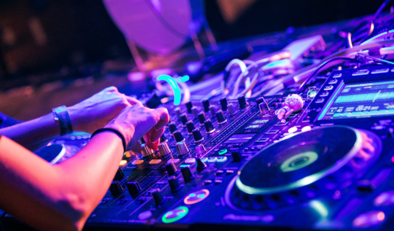 ¿Cómo vivir profesionalmente del DJing? Monetiza tu pasión