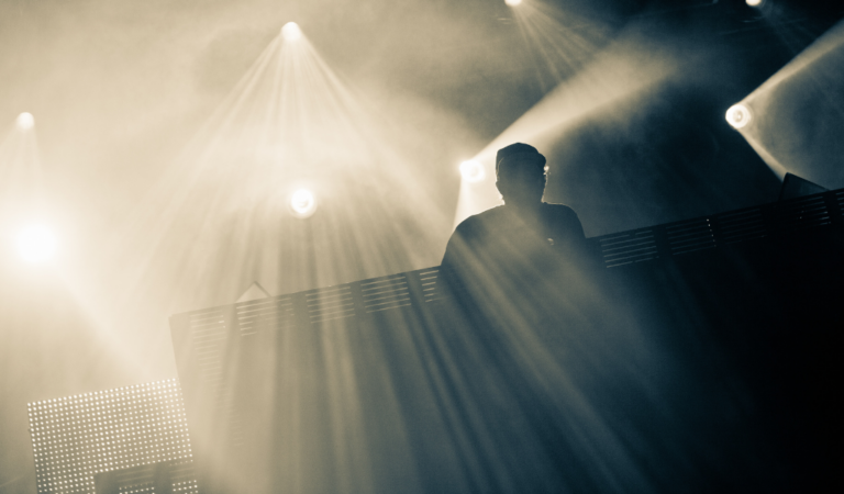 ¿Cómo vivir profesionalmente del DJing? Monetiza tu pasión