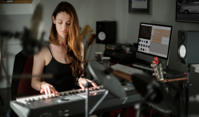 ¿Cómo vivir profesionalmente del DJing? Monetiza tu pasión