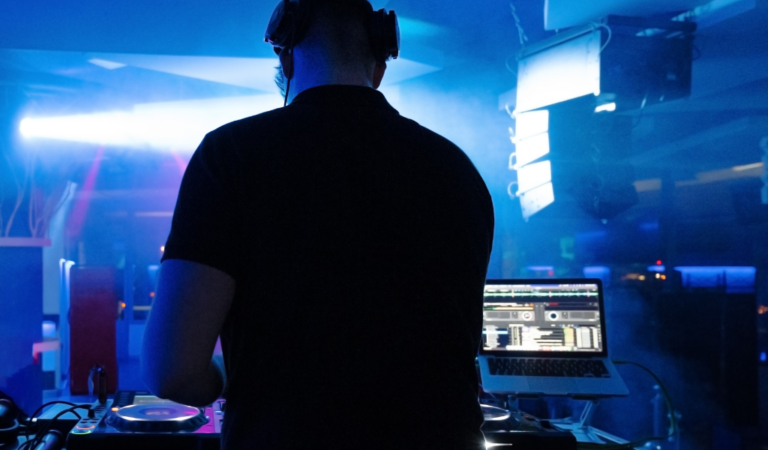 ¿Cómo Destacar como DJ en Redes Sociales? Guía práctica