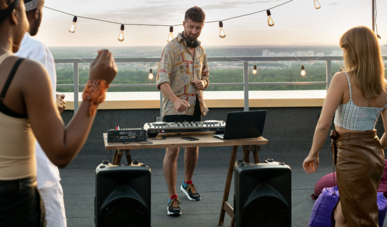 ¿Cómo Destacar como DJ en Redes Sociales? Guía práctica