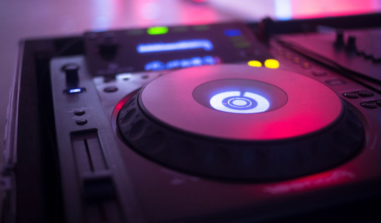 ¿Cómo Destacar como DJ en Redes Sociales? Guía práctica