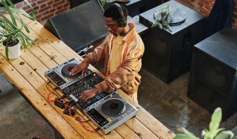 ¿Cómo Destacar como DJ en Redes Sociales? Guía práctica