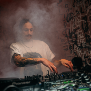 Cómo Convertirte en un DJ Profesional: Descarga Gratis Nuestra Guía Exclusiva