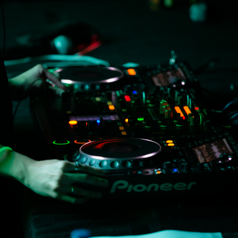Cómo vivir profesionalmente del DJing: claves para monetizar tu pasión
