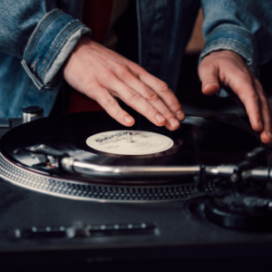 Cómo destacar como DJ en Redes Sociales: Guía práctica