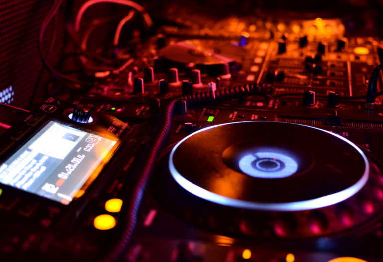 Streaming para DJs: Comparativa de Twitch vs YouTube vs Mixcloud