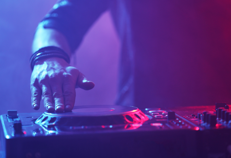 Streaming para DJs: Comparativa de Twitch vs YouTube vs Mixcloud