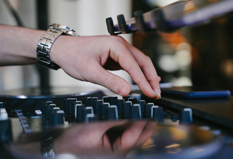Aprende a usar el ecualizador como un DJ profesional: Técnicas avanzadas
