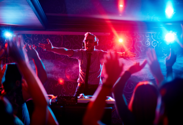 ¿Cómo conectar efectos externos (pedales, módulos) a tu setup DJ?