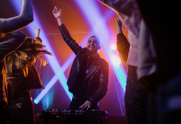 ¿Cómo conectar efectos externos (pedales, módulos) a tu setup DJ?