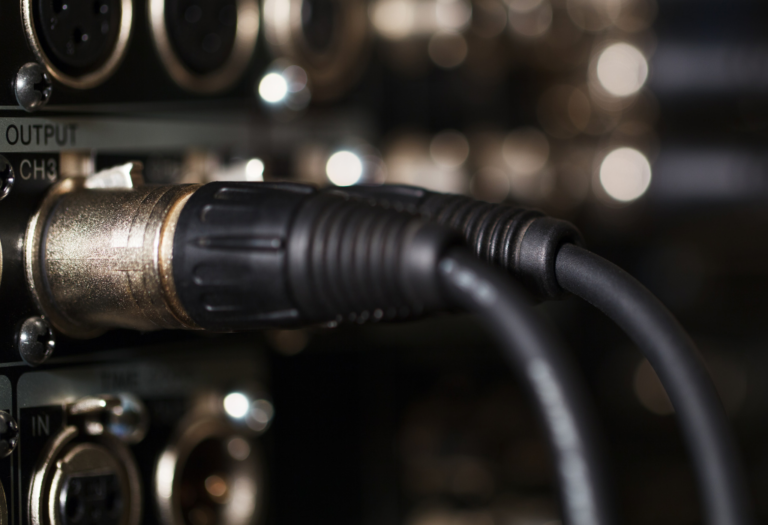 ¿Cómo conectar efectos externos (pedales, módulos) a tu setup DJ?