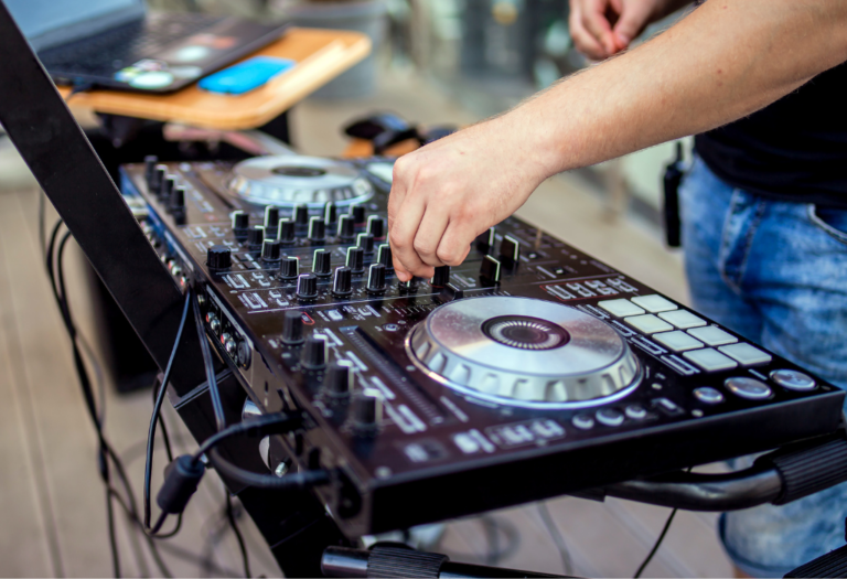 ¿Cómo conectar efectos externos (pedales, módulos) a tu setup DJ?