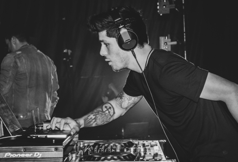 ¿Cómo preparar un set DJ perfecto? Guía sencilla de mezcla