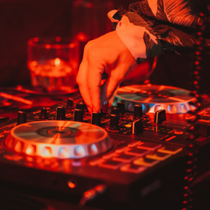 Cómo conectar y configurar efectos externos (pedales, módulos) a tu setup DJ