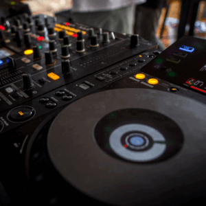 ¿Se puede ser DJ sin gastar mucho dinero?