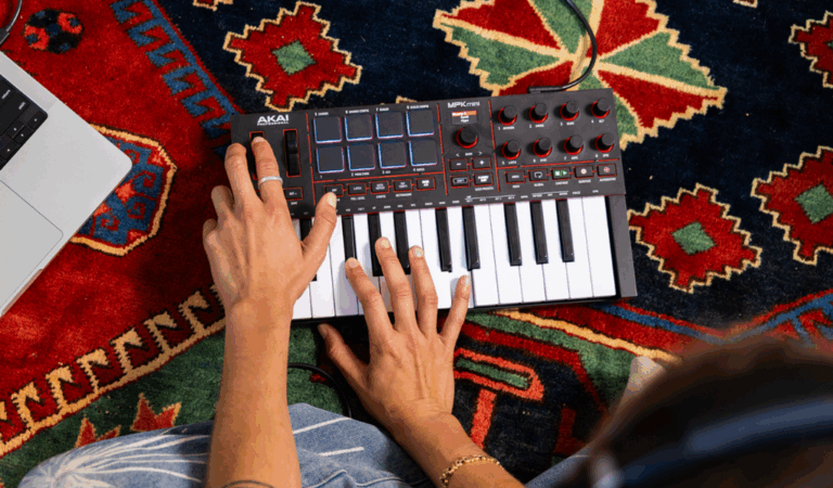 AKAI MPK Mini IV: Controlador MIDI con Potencia Creativa