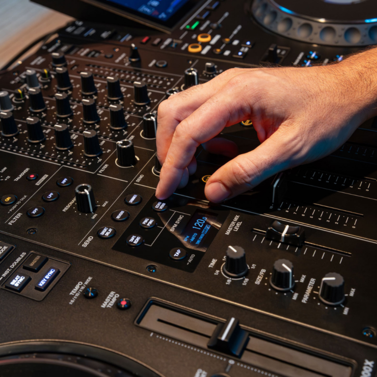 AlphaTheta DJM-V5: ¿Qué ofrece esta Mesa de Mezclas? AlphaTheta DJM-V5: ¿Qué ofrece esta Mesa de Mezclas?