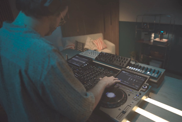 AlphaTheta DJM-V5: ¿Qué ofrece esta Mesa de Mezclas? AlphaTheta DJM-V5: ¿Qué ofrece esta Mesa de Mezclas?