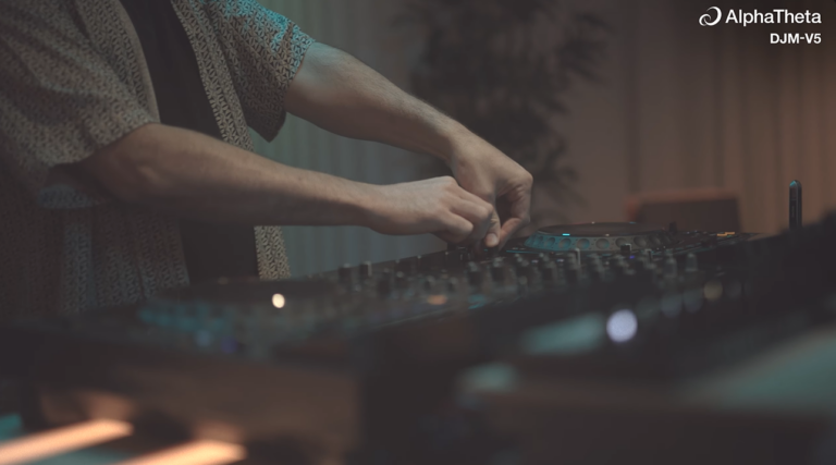 AlphaTheta DJM-V5: ¿Qué ofrece esta Mesa de Mezclas? AlphaTheta DJM-V5: ¿Qué ofrece esta Mesa de Mezclas?