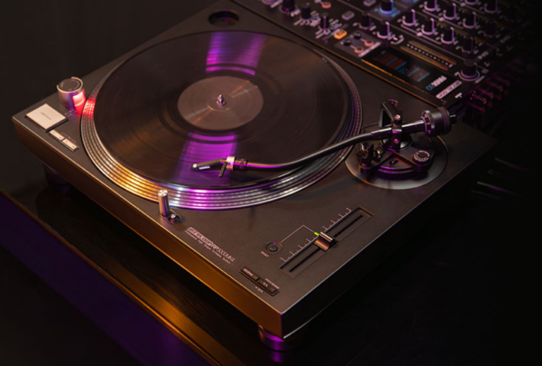 Reloop RP-5000 MK4: Potencia y Control en un Giradiscos DJ Reloop RP-5000 MK4: Potencia y Control en un Giradiscos DJ