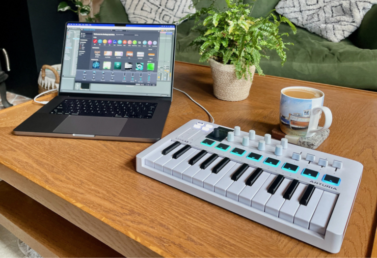 Arturia MiniLab 3: Controlador MIDI Compacto y Versátil Arturia MiniLab 3: Controlador MIDI Compacto y Versátil