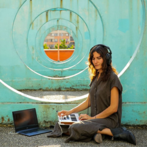 Arturia MiniLab 3: Controlador MIDI Compacto y Versátil