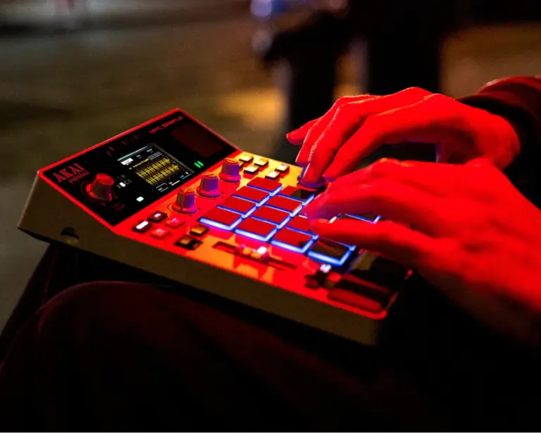 AKAI MPC Sample: Beatmaking portátil de nueva era AKAI MPC Sample: Beatmaking portátil de nueva era