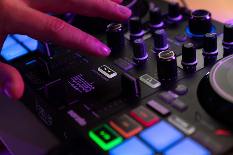 Unboxing & Review de Hercules DJControl Inpulse 200 MK3 Unboxing & Review de Hercules DJControl Inpulse 200 MK3