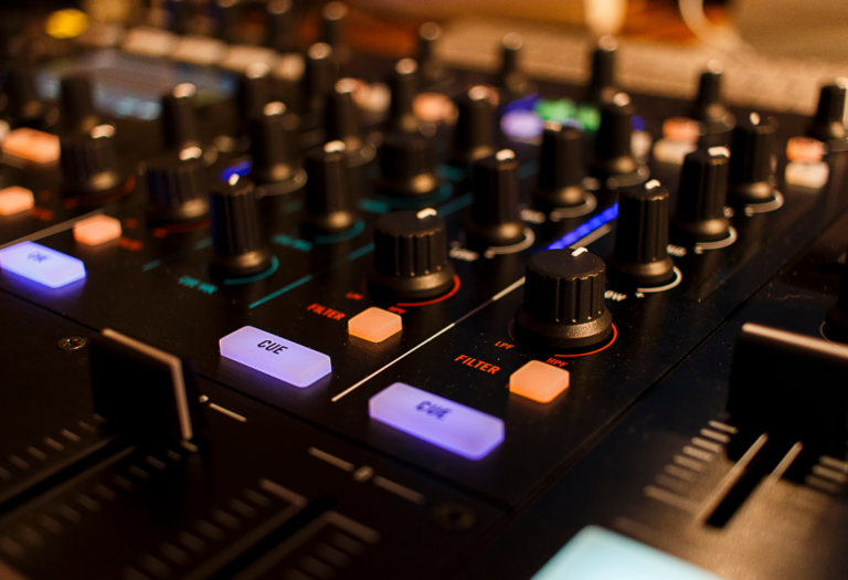 Controlador DJ vs CDJ: Diferencias reales Controlador DJ vs CDJ: Diferencias reales