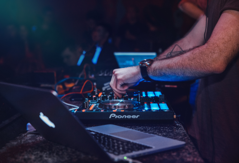 Controlador DJ vs CDJ: Diferencias reales Controlador DJ vs CDJ: Diferencias reales