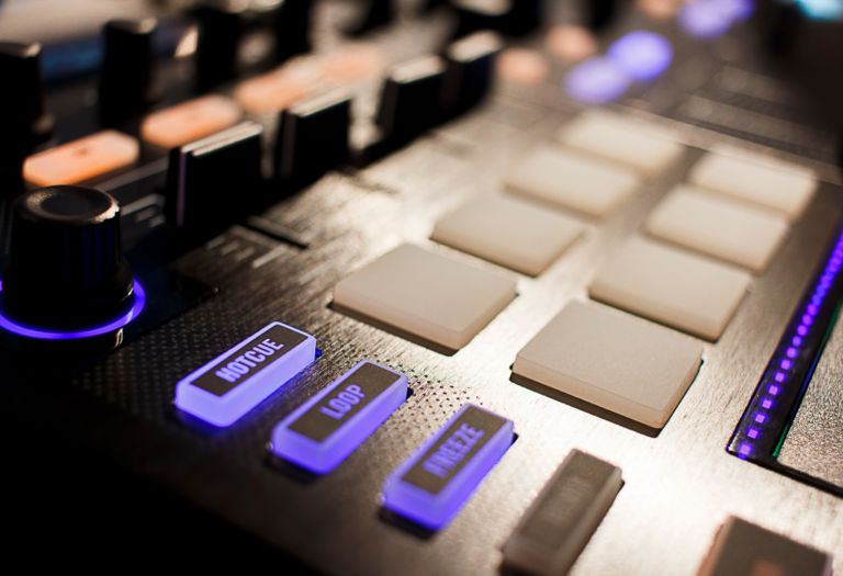 Controlador DJ vs CDJ: Diferencias reales Controlador DJ vs CDJ: Diferencias reales