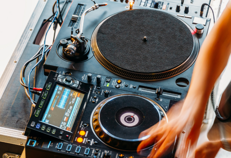 Controlador DJ vs CDJ: Diferencias reales Controlador DJ vs CDJ: Diferencias reales