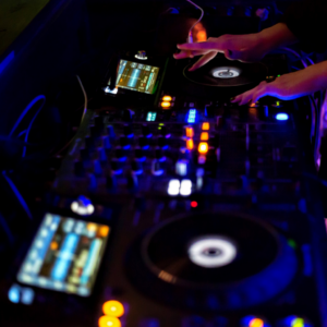 Controlador DJ vs CDJ: Diferencias reales Controlador DJ vs CDJ: Diferencias reales