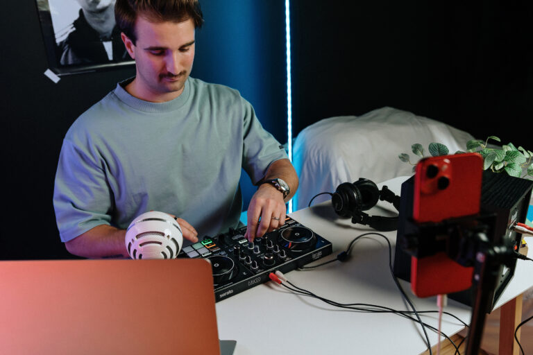 Unboxing & Review de Hercules DJControl Inpulse 200 MK3 Unboxing & Review de Hercules DJControl Inpulse 200 MK3