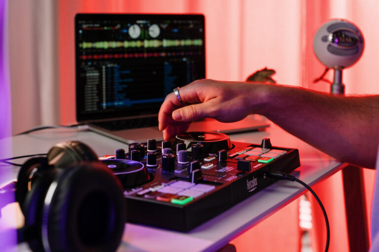 Unboxing & Review de Hercules DJControl Inpulse 200 MK3 Unboxing & Review de Hercules DJControl Inpulse 200 MK3