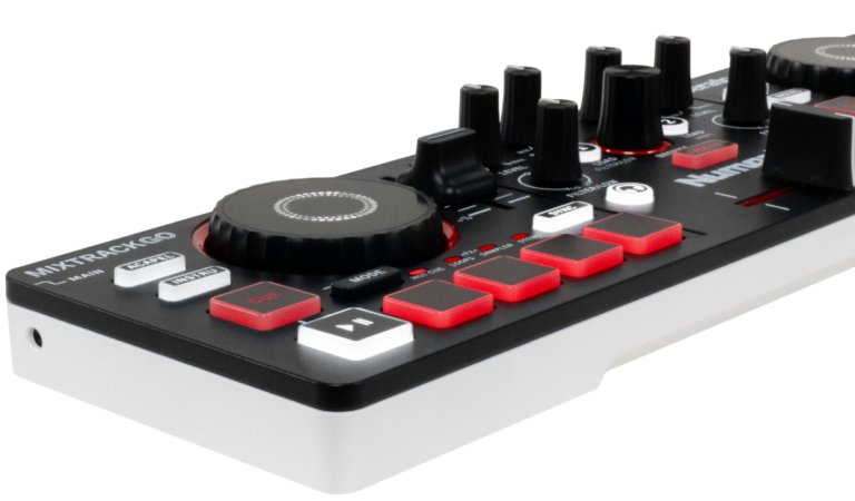 Numark MixTrack Go: Controlador DJ portátil compatible con móviles Numark MixTrack Go: Controlador DJ portátil compatible con móviles